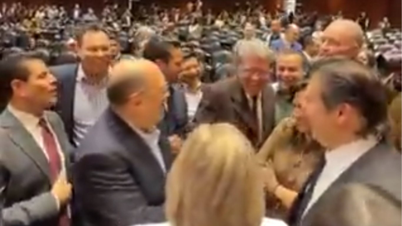 Ricardo Monreal fue captado entre risas con legisladores del PRI tras caída de la reforma electoral